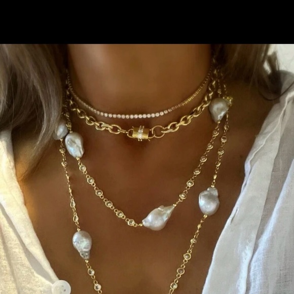 New Elegant Gold and White Pearl Necklace - Picture 3 of 4